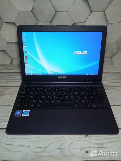 Нетбук Asus E203M