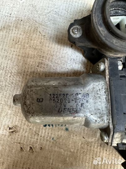 Мотор стеклоподъемника Toyota RAV4 (XA30) III (200