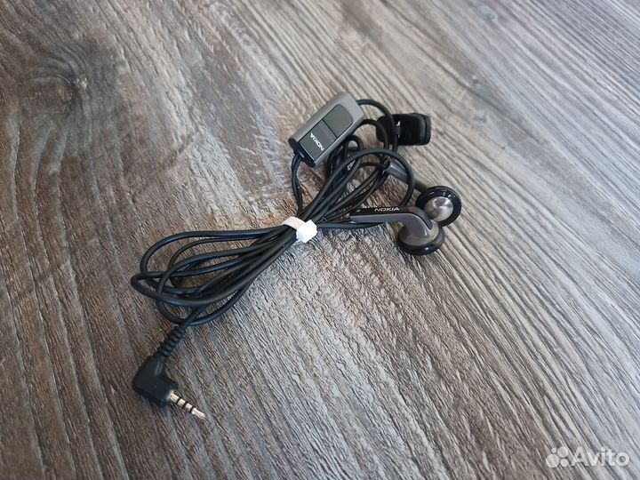 Комплект наушников, микрофонов и аудио-кабелей