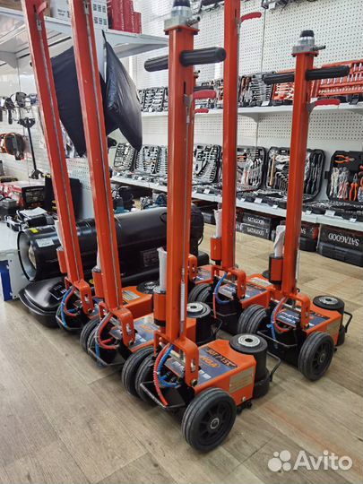 Домкрат подкатной грузовой пневмогидравлический