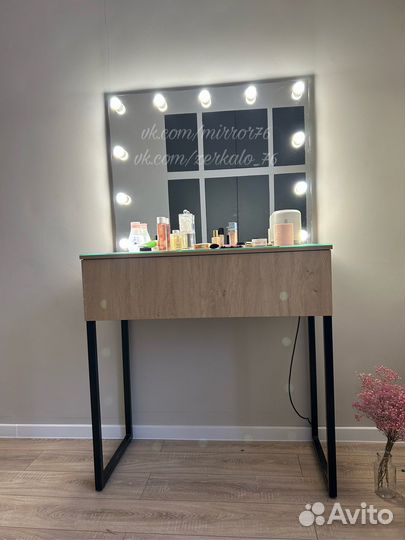 Гримерный стол на металлических опорах