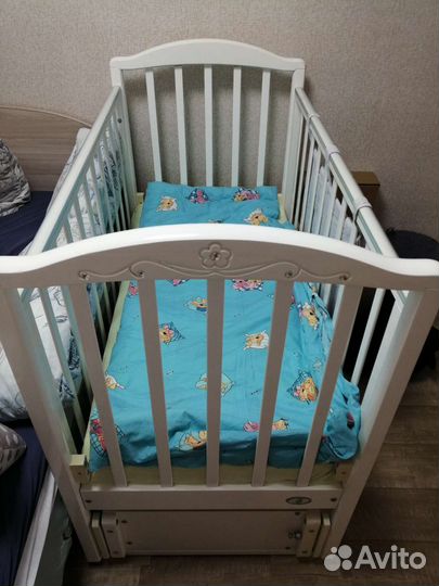 Детская кроватка с маятником