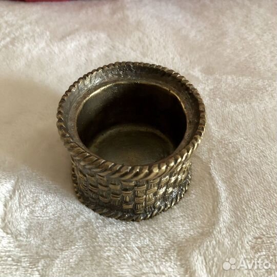 Бронзовая шкатулка-корзинка с фигуркой собачки