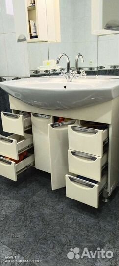 Раковина с тумбой и зеркалом