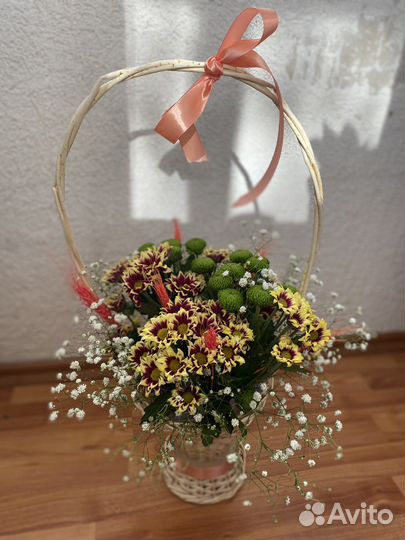 Цветочная композиция в корзинах и свадебные букеты