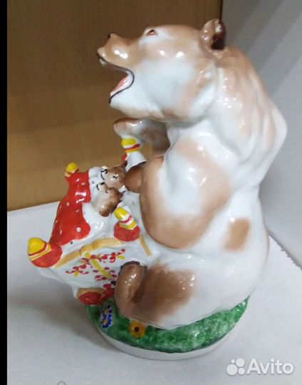 Фигурка медведица с колыбелью