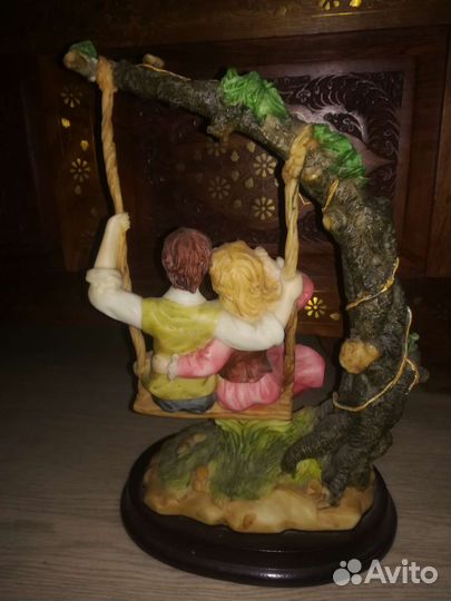 Статуэтка большая девушка и юноша на качелях 30с