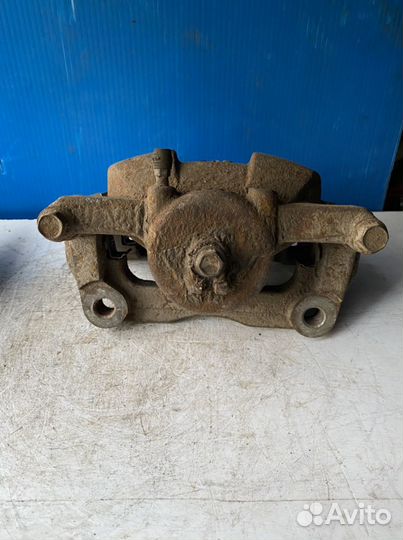 Nissan qashqai 10 суппорт передний правый