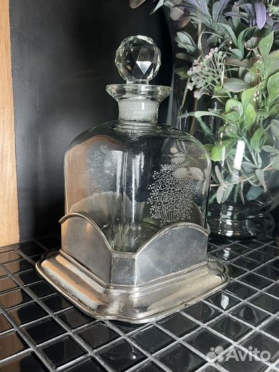 Штоф на посеребренной подставке