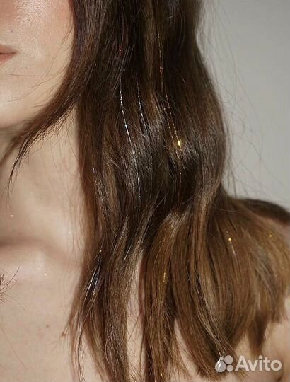 Вплетение блестящих нитей в волосы