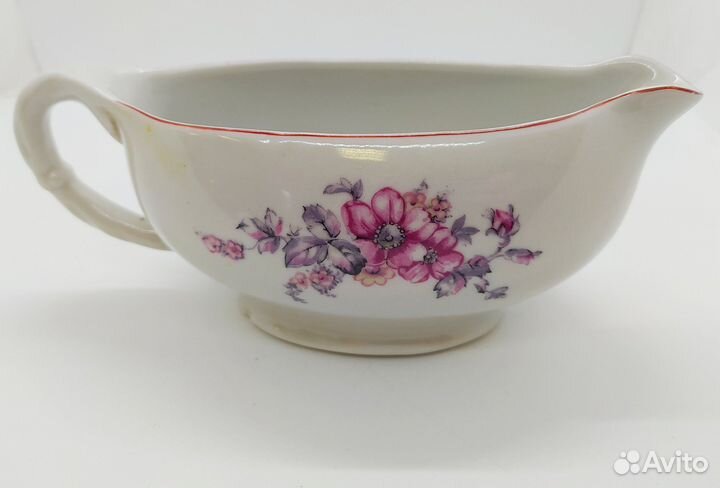 Соусник с цветочным декором в пурпурной гамме