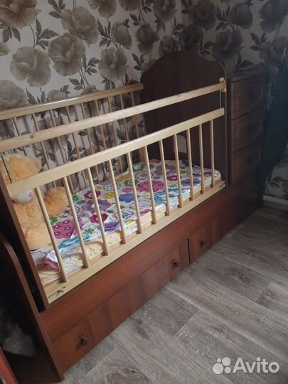 Детская кроватка с поперечным маятником