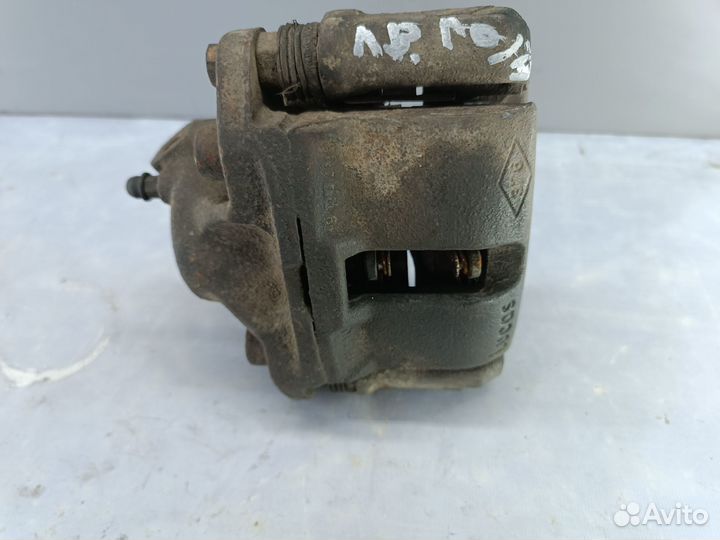 Суппорт левый Renault Logan 1