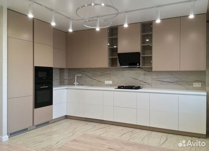 Экологичная кухня под потолок