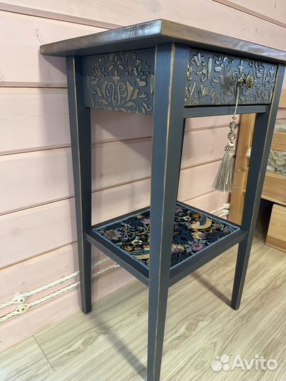 Столик консольный