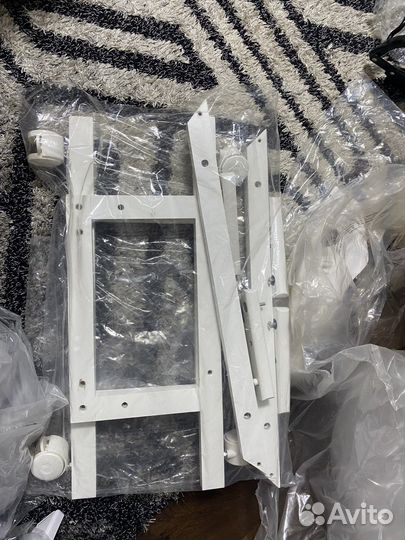 Детская кроватка с маятником белая