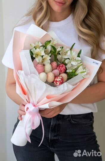 Сладкий букет с клубникой в шоколаде и цветами