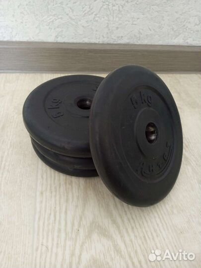 Набор гантелей и обрезиненных дисков из металла