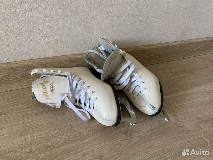 Коньки фигурные женские 38 размер