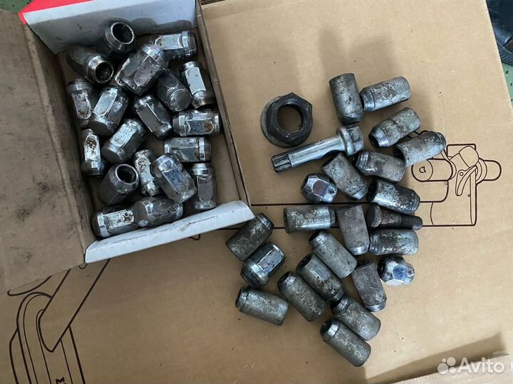 Болты, гайки, секретки на литые диски Nissan