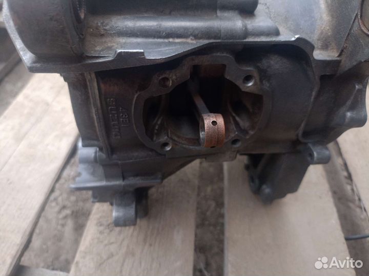 Картер двигателя Сузуки летс 1