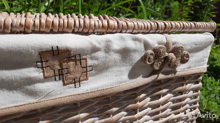 Корзина плетеная для белья с крышкой