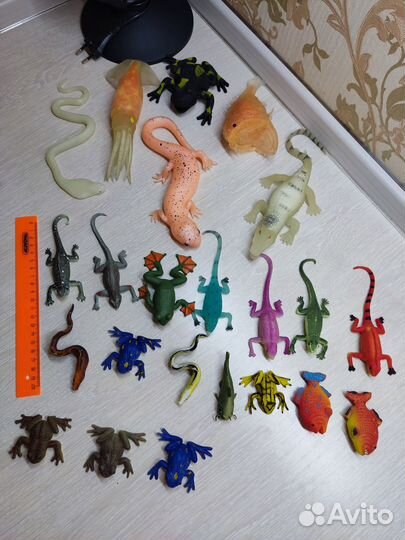 Фигурки динозавров и ящерицы