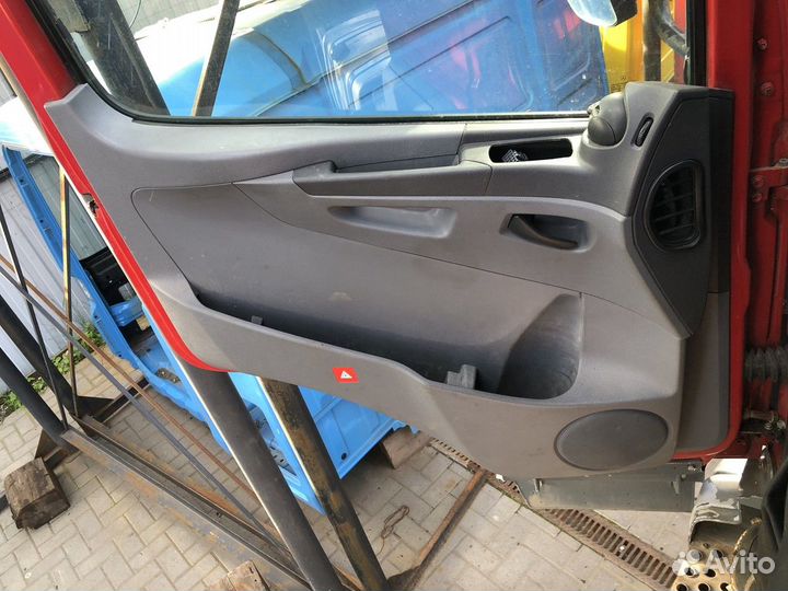 Дверь левая Mercedes-Benz Axor, камаз 5490