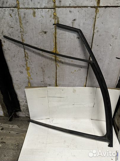 Уплотнитель стекла двери передней левой Kaptur