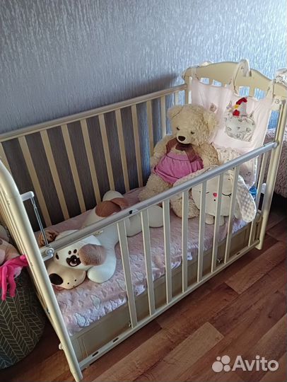 Детская кроватка с маятником и ящиком