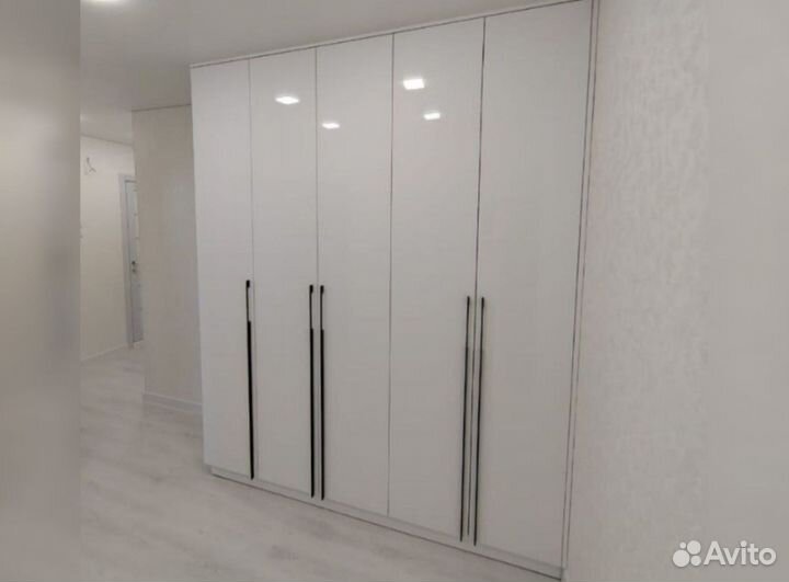 Шкаф распашной с полками