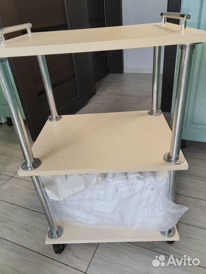 Косметический столик на колёсах