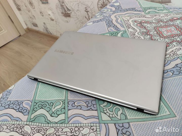 Ноутбук Samsung i5/6GB/Win 10/500GB