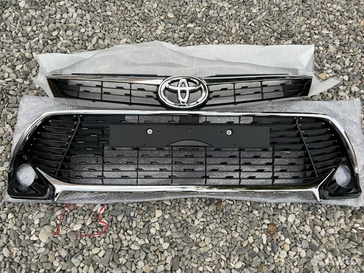 Решетки на Тойоту Камри V55 Комплект + Эмблема
