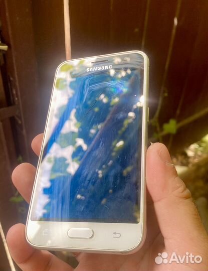 Телефон Samsung j1