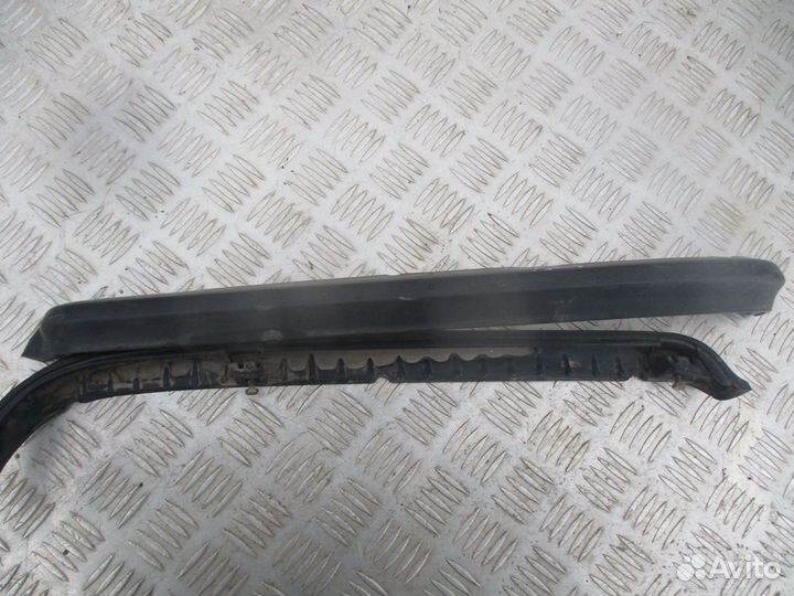 Молдинги задних фонарей Mercedes W123 (1982)