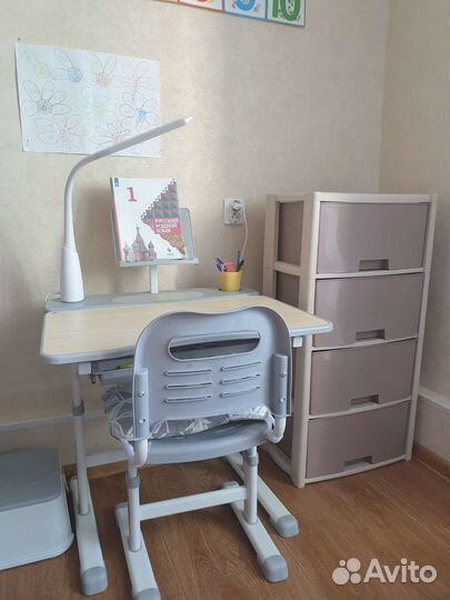 Школьная парта и стул
