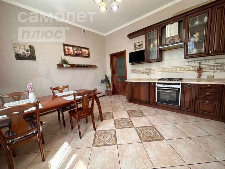 Дом 315 м² на участке 7,5 сот.