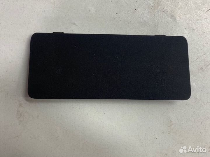 Заглушка накладки замка капота Toyota Camry