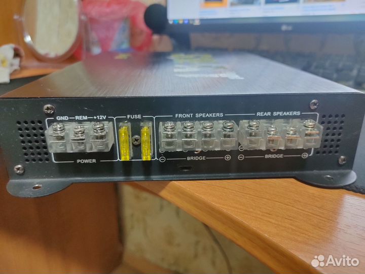 Автомобильный усилитель для сабвуфера swat M-4.65