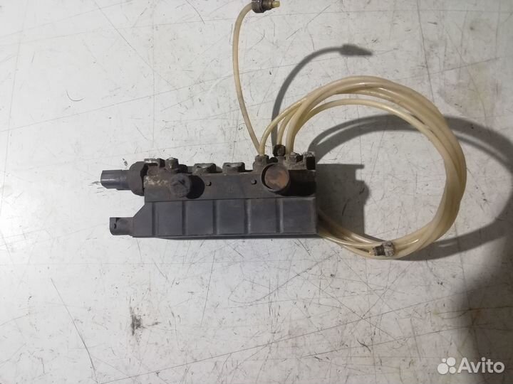 Блок клапанов пневмоподвески Mercedes W220