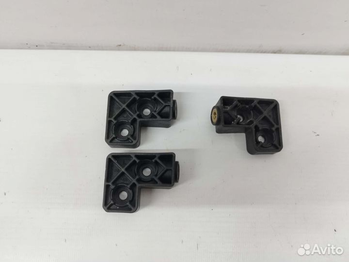 Крепление зад LH RH Skoda Octavia A8