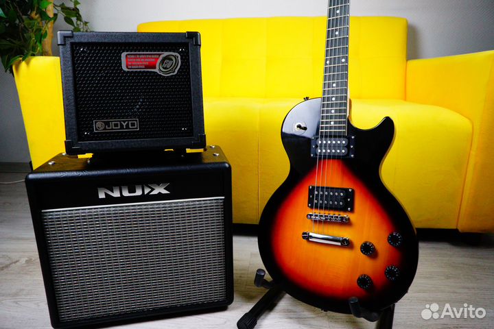 Электрогитара вместе с комбоусилителем