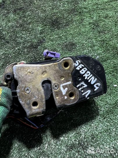 Замок двери передний левый Chrysler Sebring