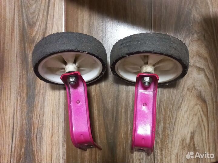 Детский велосипед с дополнительными колесами