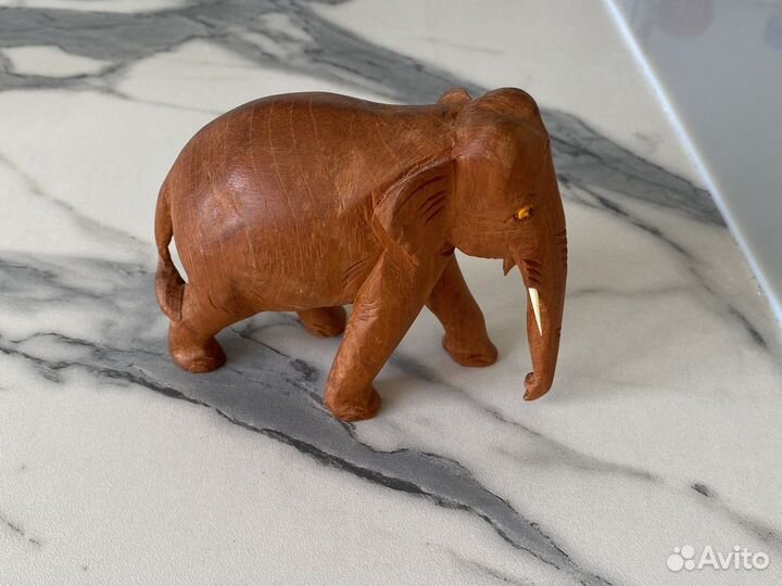 Деревянная статуэтка слон