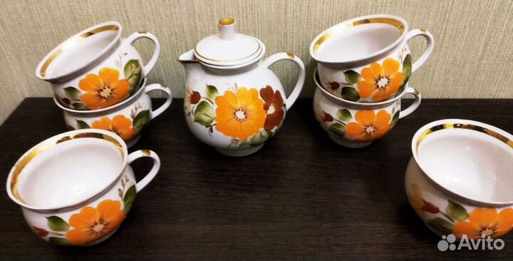 Часть фарфорового сервиза чайной (кофейной) посуды