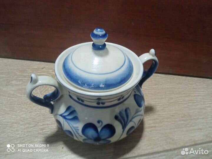 Сахарница Гжель в хорошем состоянии с крышкой;