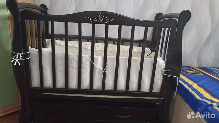 Детская кроватка с маятником и ящиком