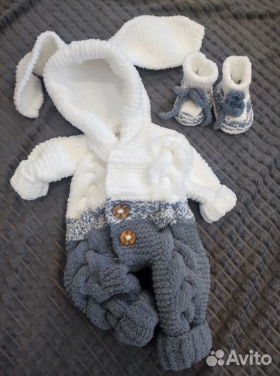 Вязаный комбинезон для новорожденного